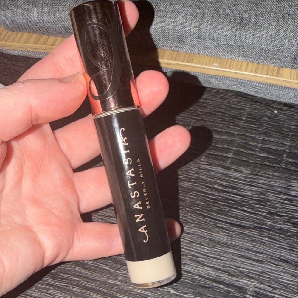 Anastasia Beverly Hills Concealer 2   magic touch never used